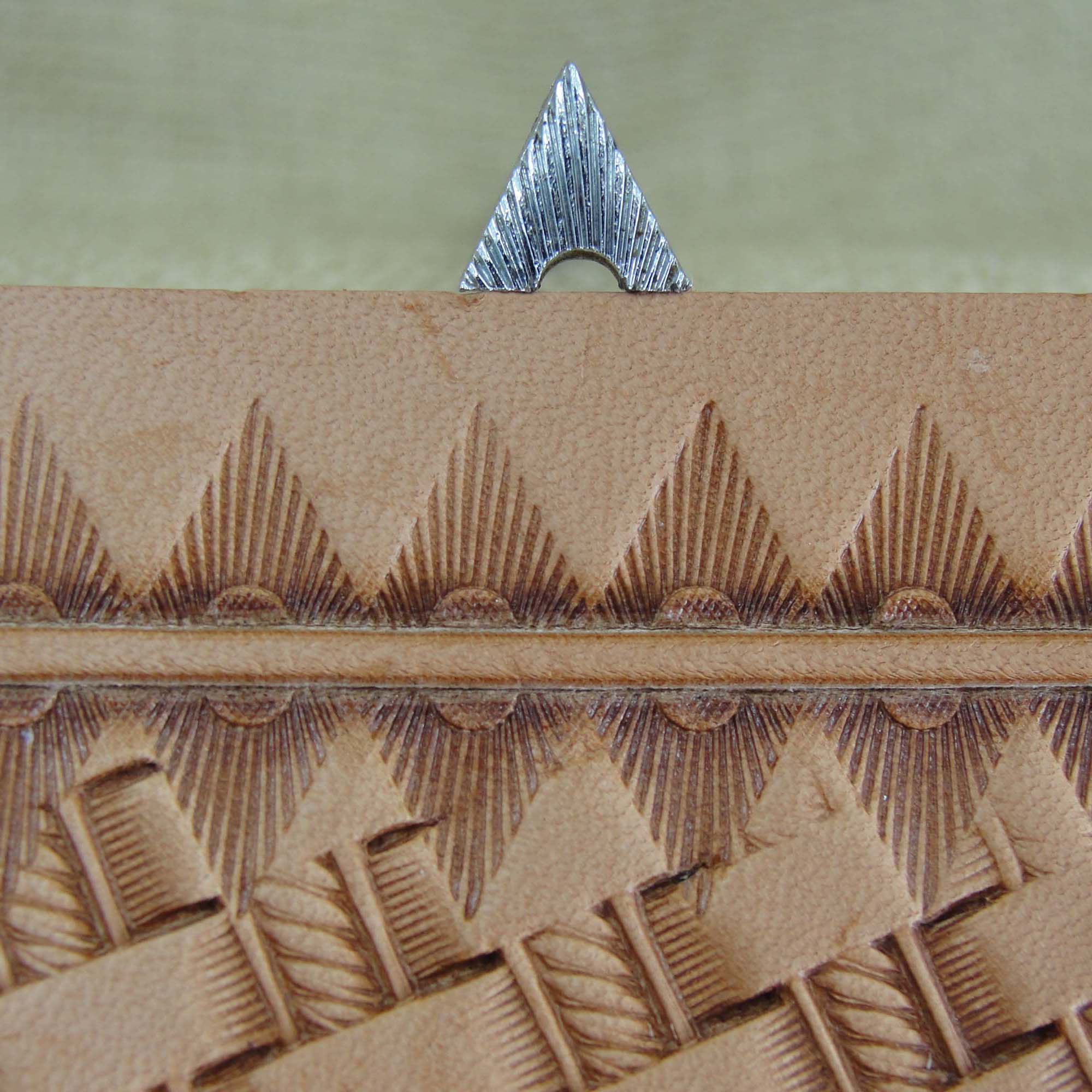 614 Triangle Border [USED]